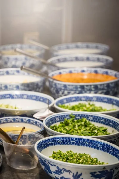 Close Vertical Atirou Diferentes Saladas Tigelas Mesa China — Fotografia de Stock