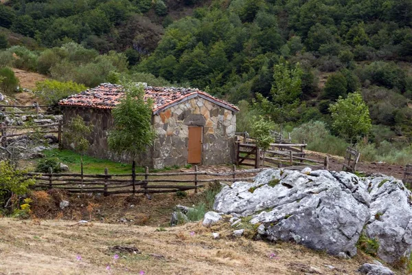 Заброшенный Маленький Каменный Дом Забором — стоковое фото