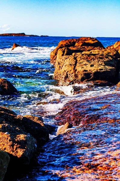 Acqua Che Scorre Attraverso Formazioni Rocciose Nel Mare — Foto Stock