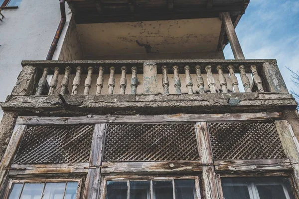 Tiro Ángulo Bajo Edificio Antiguo Con Balcón Paredes Cubiertas —  Fotos de Stock