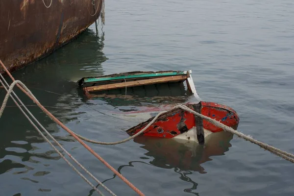 Plan Rapproché Vieux Bateau Abandonné Sur Lac — Photo