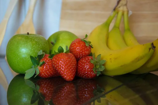 Egy Közelkép Friss Banánról Almáról Eperről Asztalon — Stock Fotó