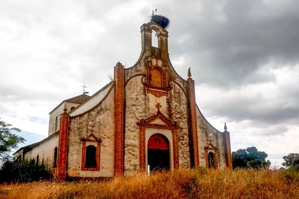 Plan Rapproché Une Vieille Église Sous Ciel Nuageux — Photo