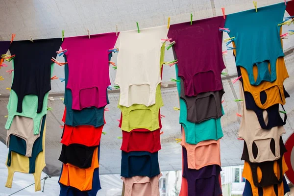 Identieke Shirts Verschillende Kleuren Opknoping Markt — Stockfoto