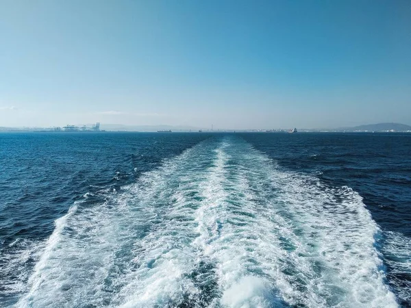 Beau Plan Sentier Moteur Dans Mer Pendant Journée — Photo