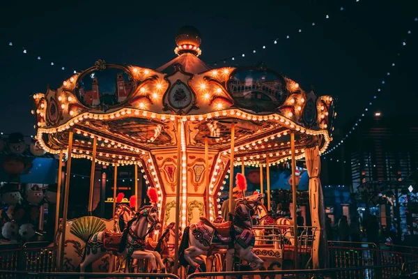 Een Ondiepe Focus Shot Van Een Gloeiende Carrousel Een Pretpark — Stockfoto