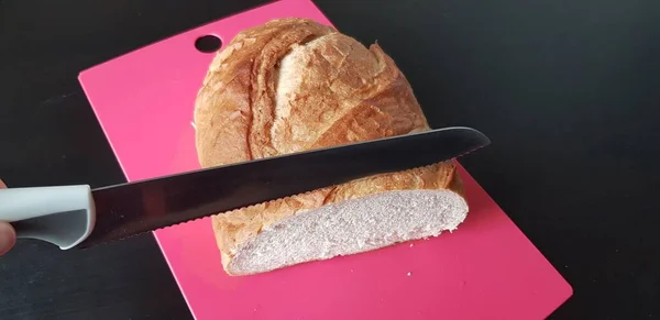 Tiro Close Pão Branco Fresco Com Uma Faca Tábua Corte — Fotografia de Stock