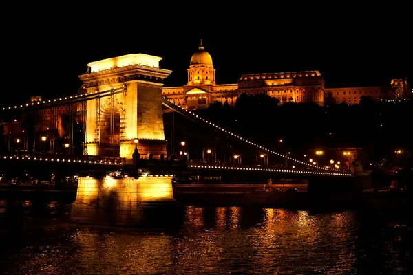 Csodálatos Lánchíd Széchenyi Lámpás Éjszaka Gyönyörű Budapesten — Stock Fotó