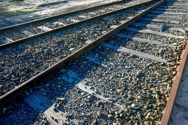 Tiro Close Uma Estrada Ferro Trilhos Laços Cruzados Dia Ensolarado — Fotografia de Stock
