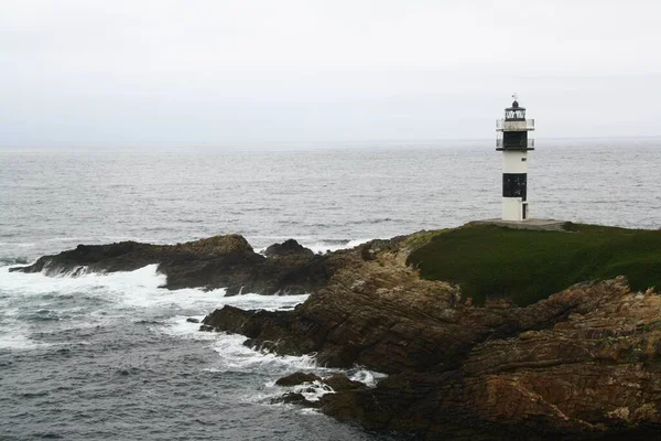 Красивый Пейзажный Снимок Маяка Illa Pancha Ribadeo Spain — стоковое фото