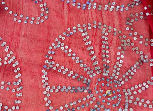 Крупним Планом Знімок Срібних Блискіток Світло Червоному Текстилі — стокове фото