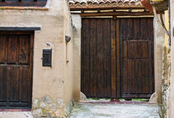 Portas Madeira Edifícios Antigos Sob Luz Sol Durante Dia — Fotografia de Stock