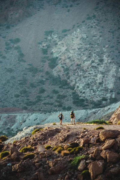 Plan Vertical Personnes Debout Près Montagne — Photo