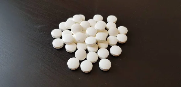 Egy Közelkép Fehér Tablettákról Egy Asztalon — Stock Fotó