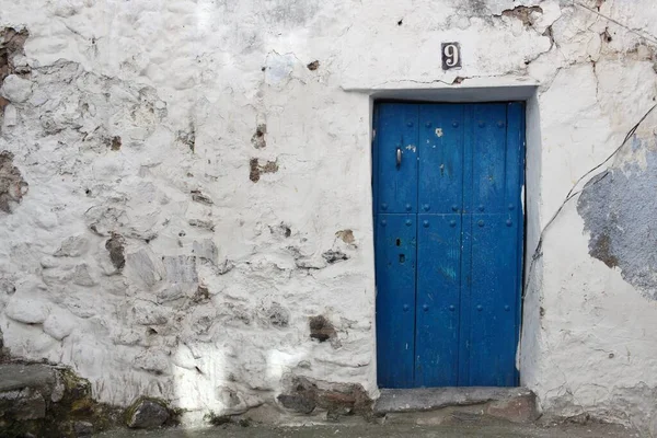 Uma Antiga Porta Madeira Azul Edifício Branco Guejar Sierra Espanha — Fotografia de Stock