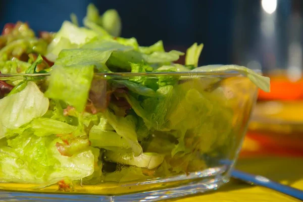玻璃碗里的新鲜绿色生菜沙拉特写镜头 — 图库照片