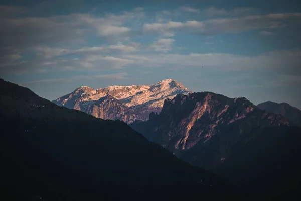 Una Toma Increíble Una Majestuosa Montaña Sobre Fondo Azul Del —  Fotos de Stock
