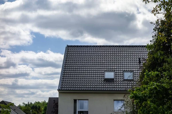 Een Lage Hoek Opname Van Een Huis Buurt Van Bomen — Stockfoto