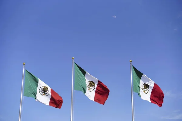 Låg Vinkel Skott Tre Mexikanska Flaggor Solljuset Och Blå Himmel — Stockfoto