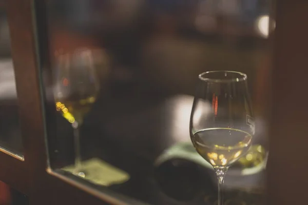 Selektiv Fokusbild Två Glas Vitt Vin Ett Träbord Restaurang — Stockfoto