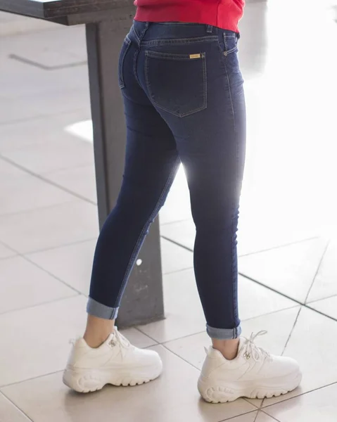 Eine Aufnahme Einer Frau Einer Klassischen Und Schönen Dunkelblauen Jeans — Stockfoto