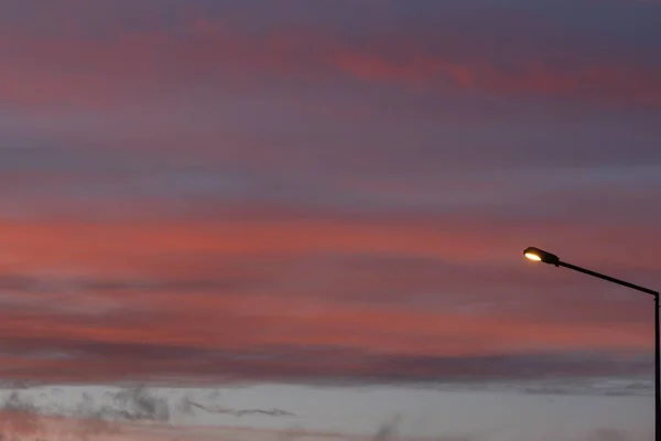 Ein Faszinierender Blick Auf Den Farbenfrohen Himmel Zur Goldenen Stunde — Stockfoto