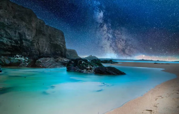 Die Felsen Strand Unter Dem Sternenhimmel — Stockfoto