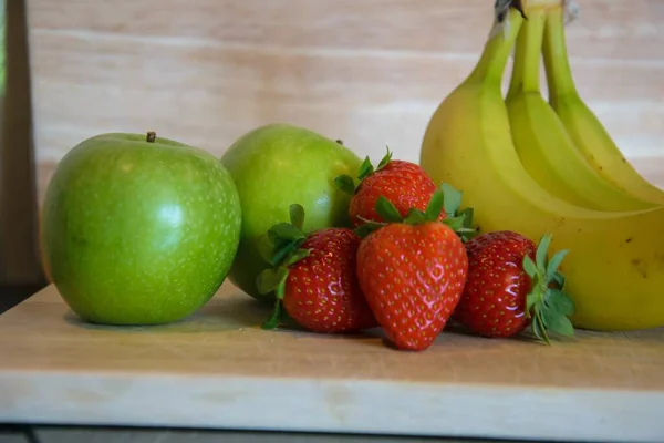 Närbild Färska Bananer Äpplen Och Jordgubbar Bordet — Stockfoto