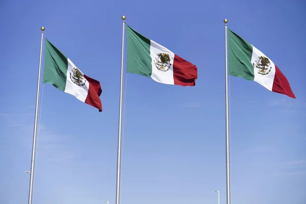 Tiro Ángulo Bajo Tres Banderas Mexicanas Postes Bajo Luz Del — Foto de Stock