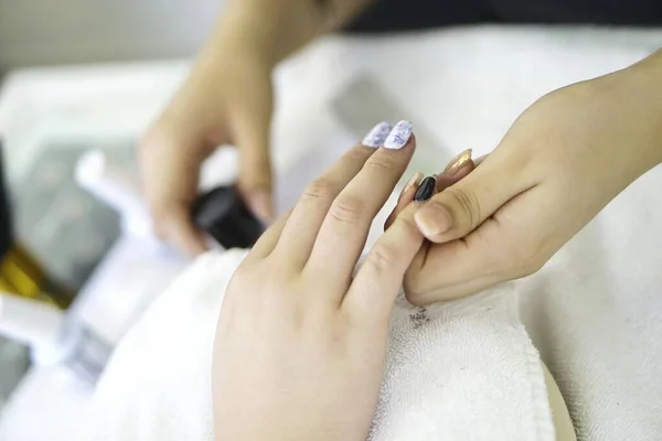 Een Close Shot Van Vrouwelijke Handvingers Tijdens Een Manicure — Stockfoto