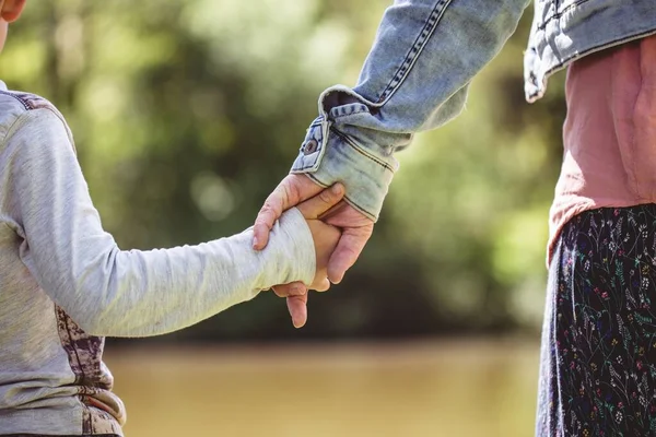 Una Hembra Cogida Mano Con Hijo Mientras Camina Afuera Hermoso —  Fotos de Stock