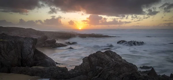 Een Prachtige Zonsondergang Boven Rotsachtige Zee — Stockfoto