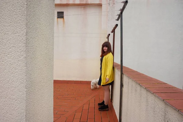 Молодая Женщина Стоящая Стены Крыше Желтой Куртке — стоковое фото