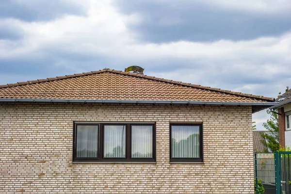 Een Prachtig Bakstenen Gebouw Met Drie Ramen Gevangen Onder Bewolkte — Stockfoto