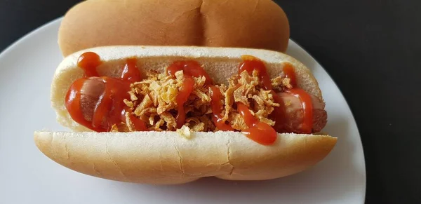 Close Delicioso Cachorro Quente Com Ketchup Tomate Uma Placa Branca — Fotografia de Stock