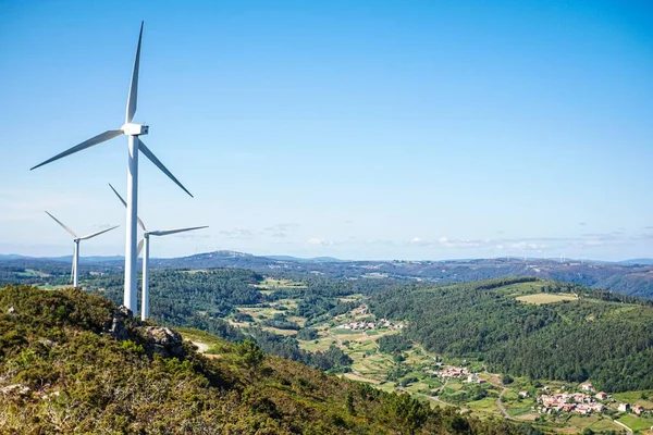 Eine Luftaufnahme Von Windrädern Vor Landschaftlicher Kulisse Perfekt Für Ein — Stockfoto