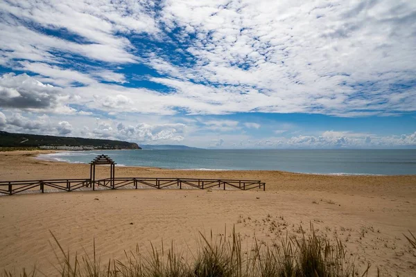 Uma Paisagem Marinha Praia Vazia Sob Céu Nublado Caminho Com — Fotografia de Stock