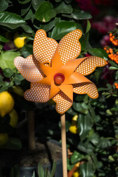 Plan Vertical Une Roue Fleurs Papier Orange Avec Des Plantes — Photo