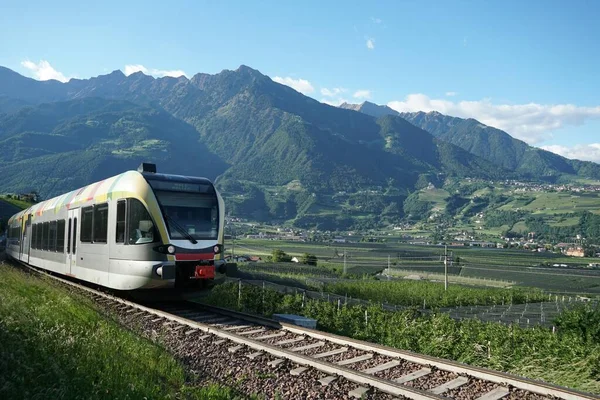 Típico Original Tren Colores Que Recorre Valle Venosta Winschgau Tirol — Foto de Stock