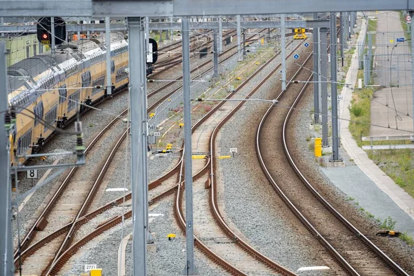Een Hoge Hoek Opname Van Verweerde Treinrails Overdag — Stockfoto