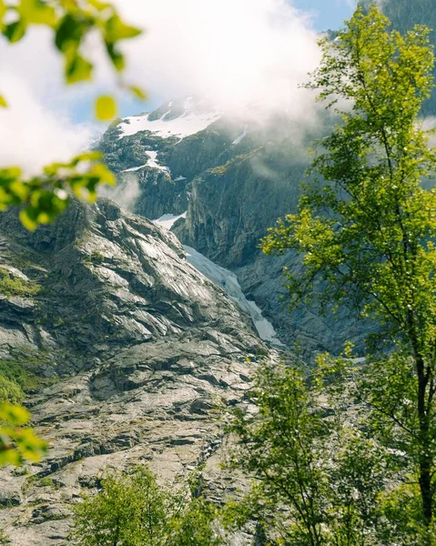 ノルウェーの息をのむような山々の魅惑的な垂直ショット — ストック写真