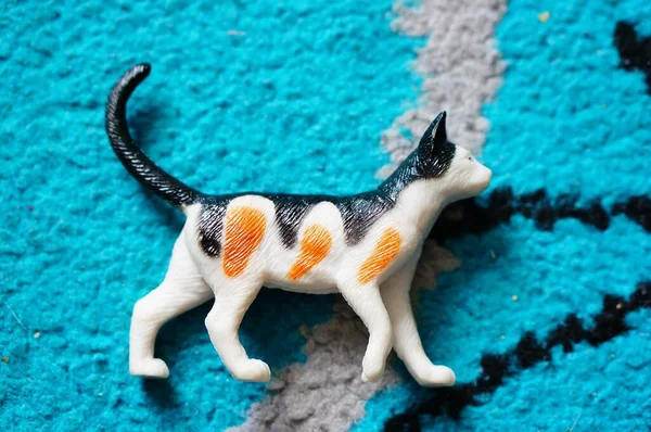 Tiro Foco Seletivo Gato Brinquedo Branco Com Padrões Preto Laranja — Fotografia de Stock