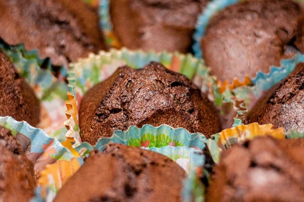 Eine Nahaufnahme Von Leckeren Schokoladen Cupcakes Dünnen Bunten Papieren — Stockfoto