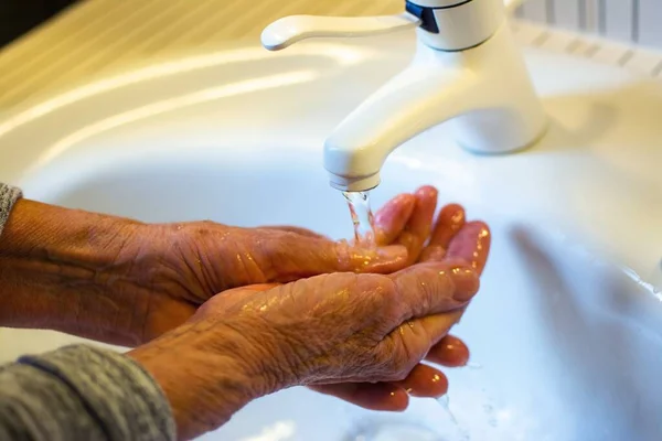 Una Persona Accuratamente Lavarsi Mani Strofinando Con Sapone Nel Lavandino — Foto Stock