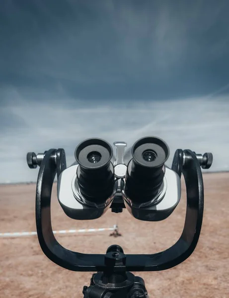 Disparo Vertical Clausura Binocular Público Sobre Cielo Azul Praderas Secas — Foto de Stock