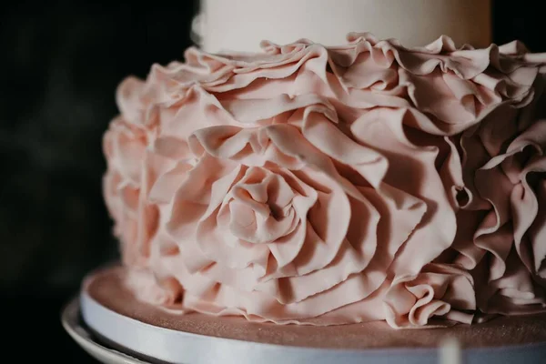 Zbliżenie Ujęcie Pysznego Wyglądającego Tortu Weselnego Różowym Wzorem — Zdjęcie stockowe