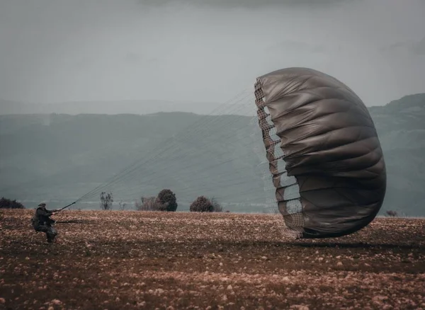 Colpo Incredibile Soldato Delle Forze Aeree Che Atterra Una Zona — Foto Stock