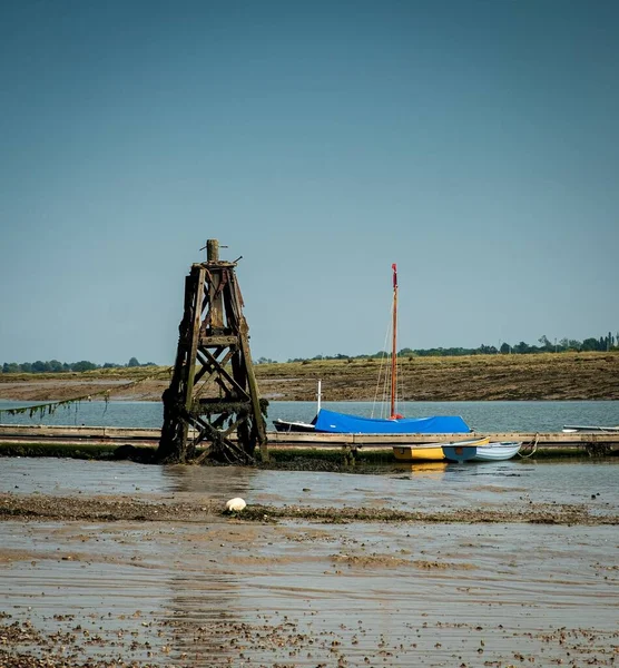 Een Verticale Opname Van Een Kustlijn Met Boten Mos Rond — Stockfoto