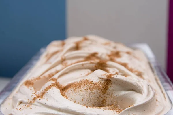 Panáka Lahodné Vanilkové Zmrzliny Hnědým Cukrem Ocelové Nádobě — Stock fotografie