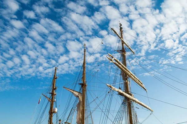 Bulutlu Bir Arka Planda Büyük Eski Bir Geminin Alçak Açılı — Stok fotoğraf